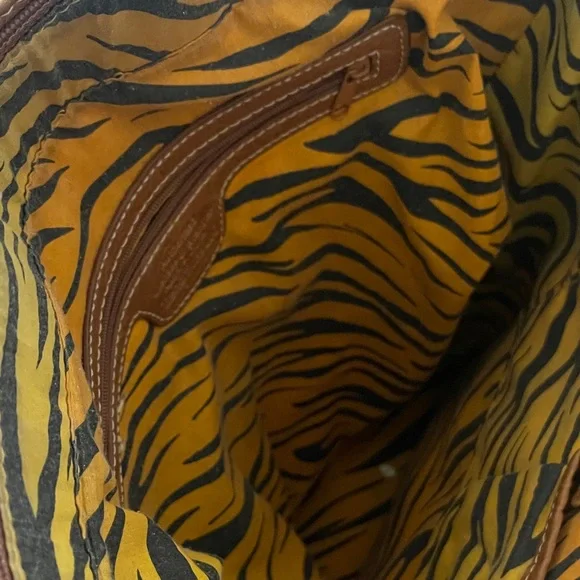 Elegant Tan Leather Tote Bag - Picture 4 of 10